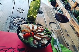 Eat's Wine O Clock